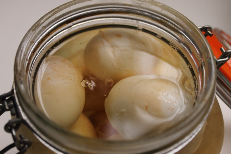 Quick pickled cinnamon eggs, recipe from the 14th century